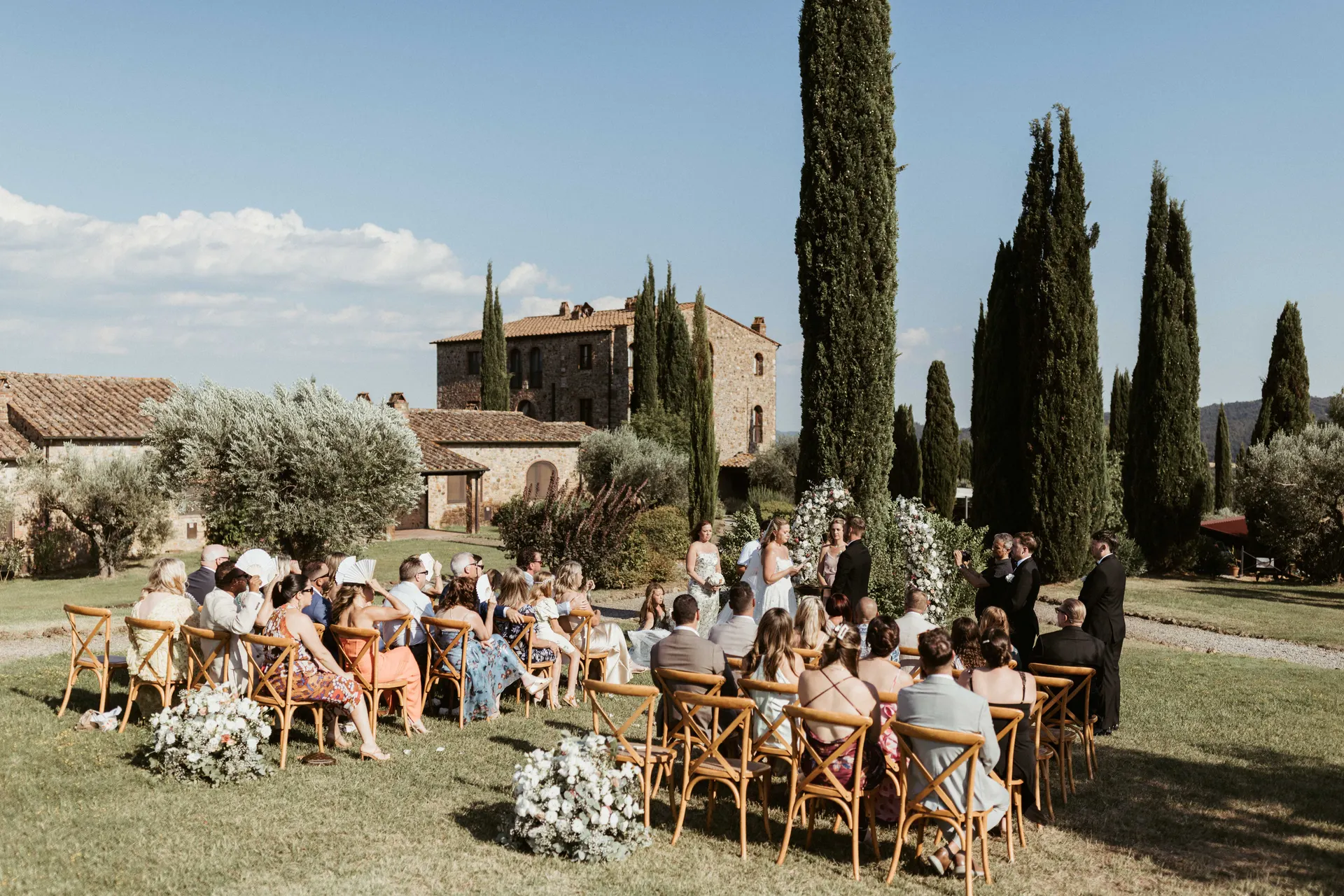 La cerimonia sul prato, con gli invitati seduti davanti al Convento di Montepozzali