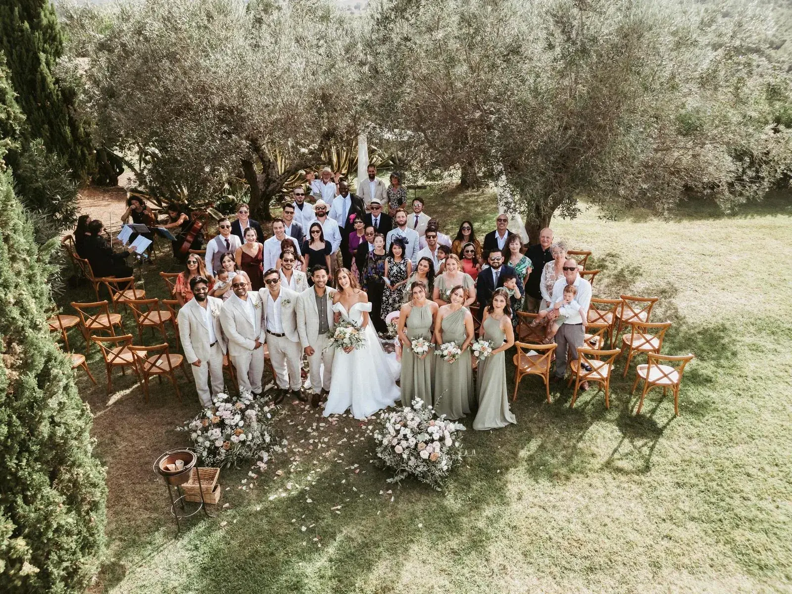 La foto di gruppo con tutti gli invitati nell’uliveto