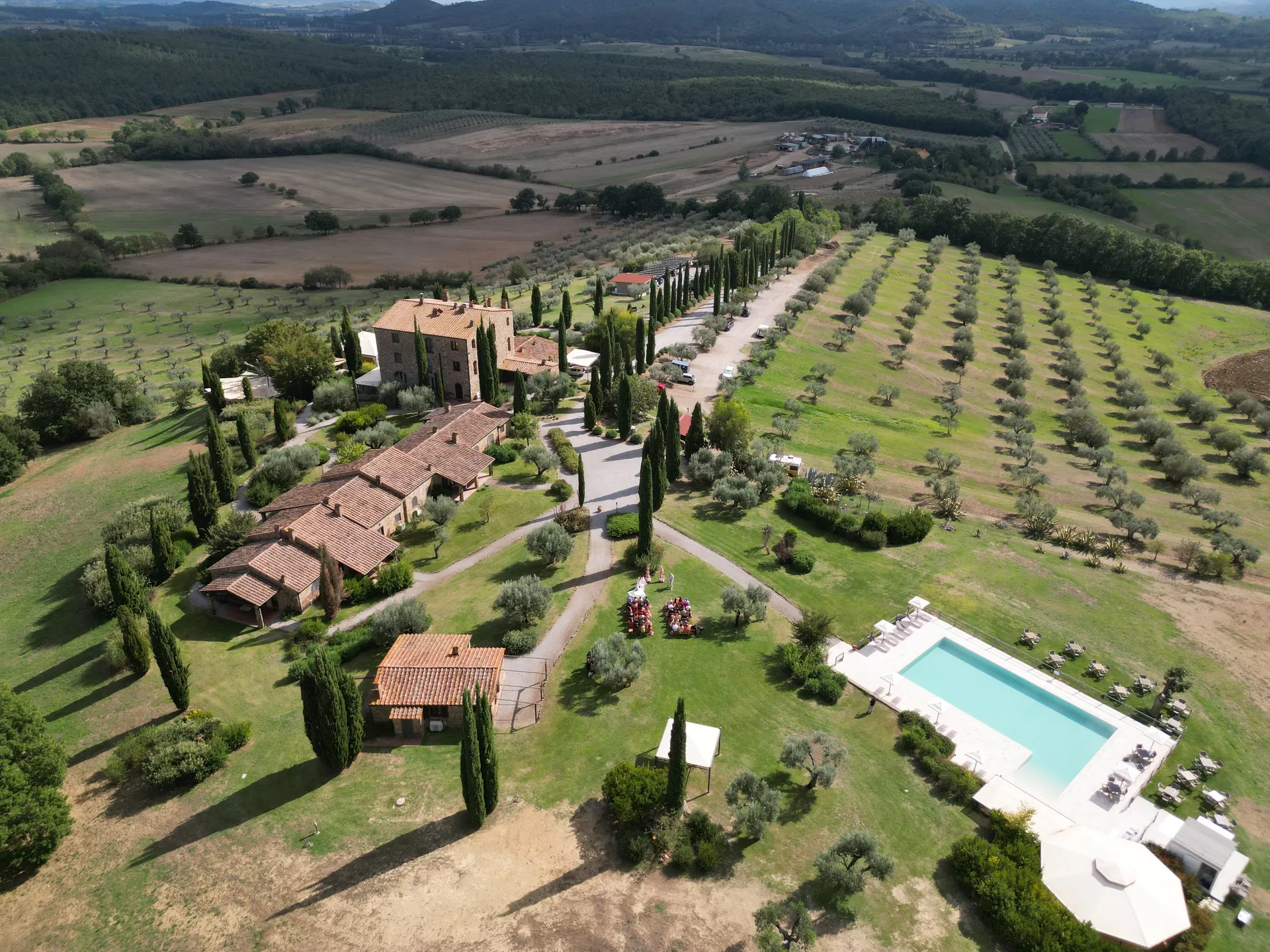 L’Antico Convento di Montepozzali visto dall’alto, fra gli uliveti e la piscina
