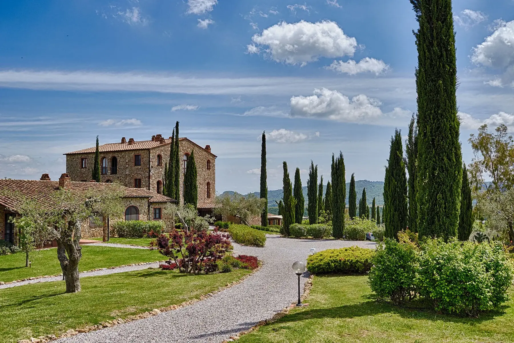 L’Antico Convento di Montepozzali con i cipressi sotto il cielo terso