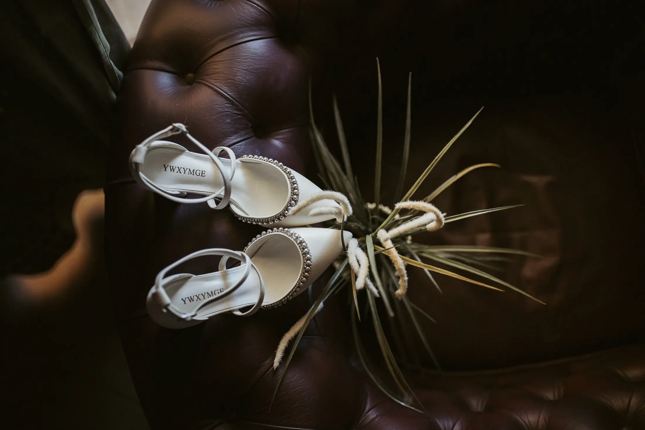 Dettaglio delle scarpe della sposa