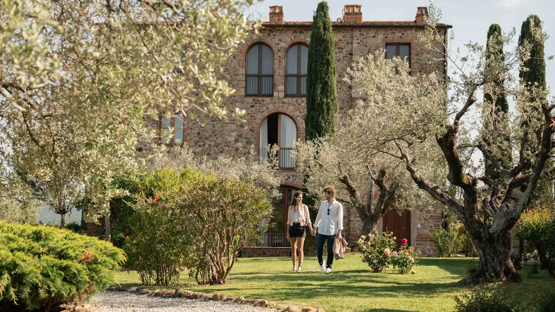 Una coppia mano nella mano davanti al Convento, tra gli ulivi