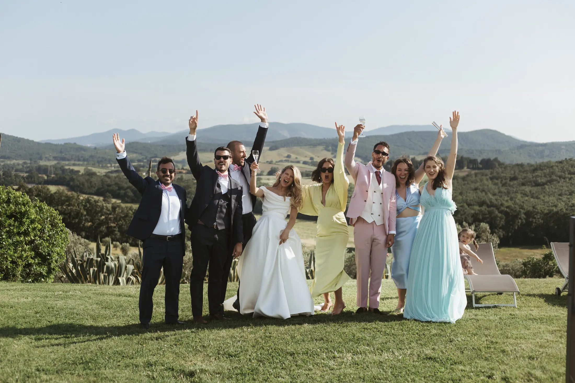 Gli sposi festeggiano con gli amici nella campagna toscana